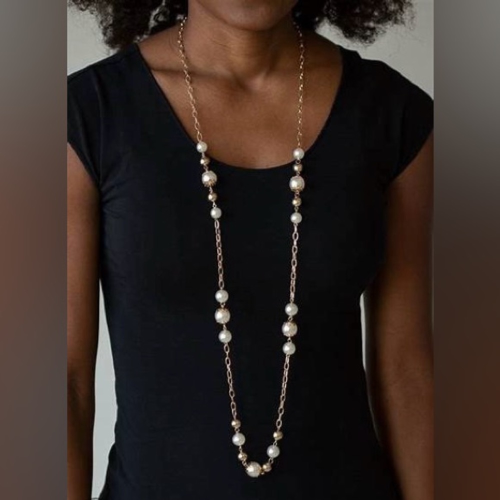 Elegant Gold and Faux Pearl Necklace